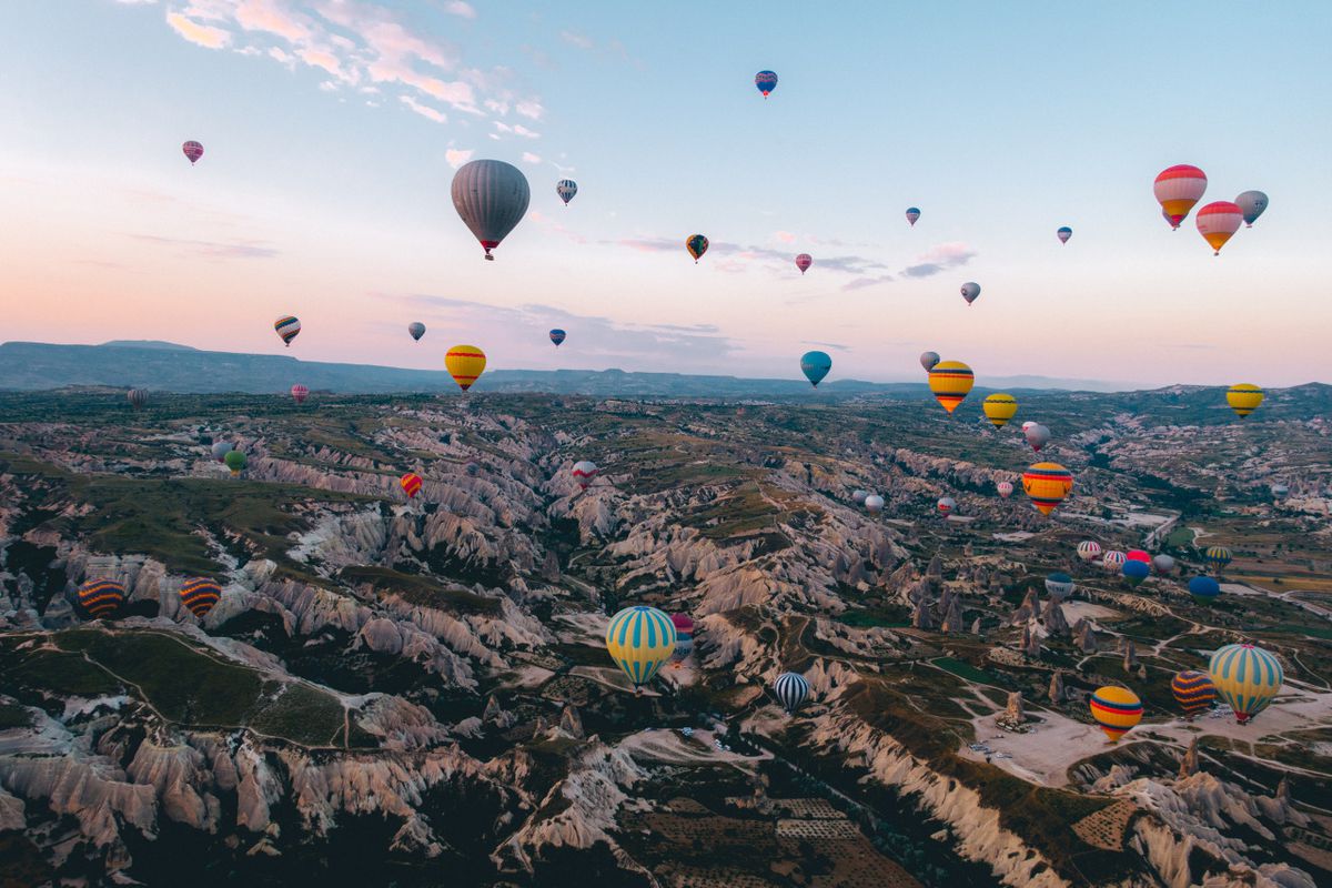 Một số khinh khí cầu bay quanh Cappadocia ở Thổ Nhĩ Kỳ