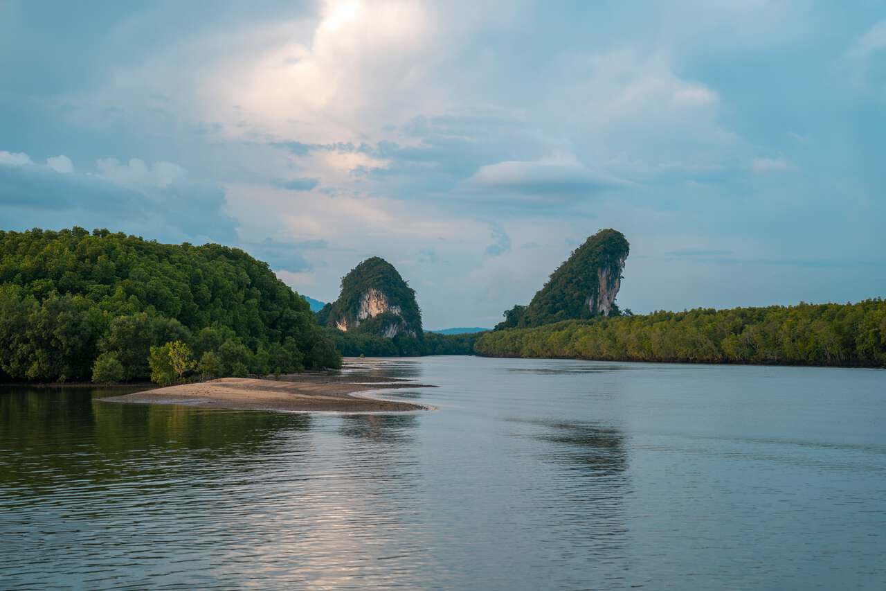 Hang Khao Khanap Nam nhìn từ Lối đi bộ dọc sông Pak Nam ở Tỉnh Krabi