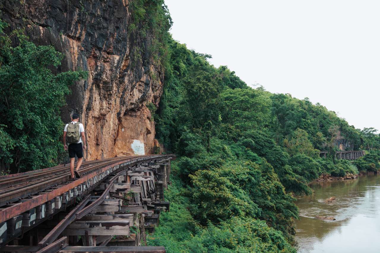 Một người đi dọc cây cầu gỗ ở đoạn Đường sắt tử thần Tham Krasae ở Kanchanaburi