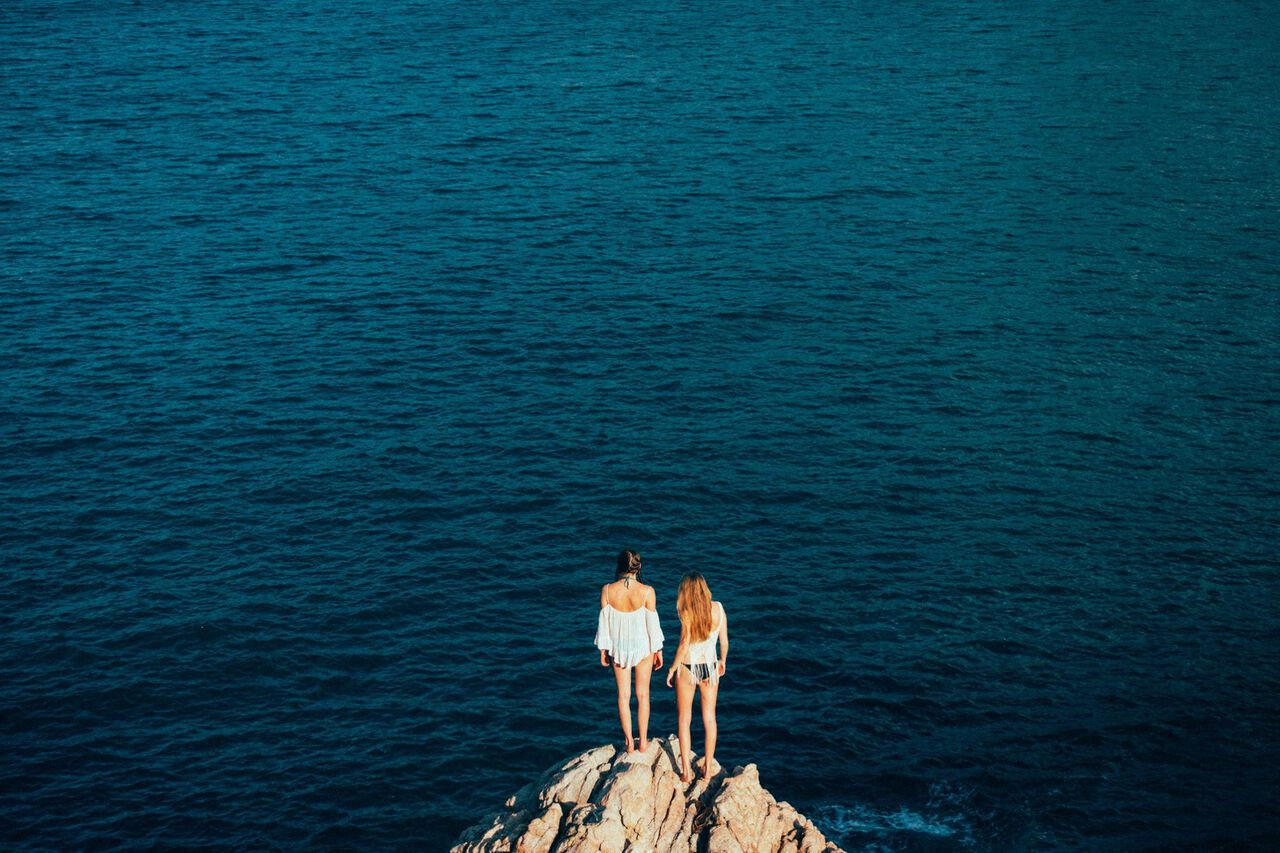 2 người đứng trên một tảng đá nhìn ra biển ở Ko Phangan