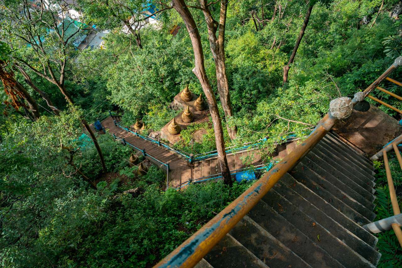 Cầu thang dốc dẫn lên điểm quan sát Wat Tham Suea ở Krabi