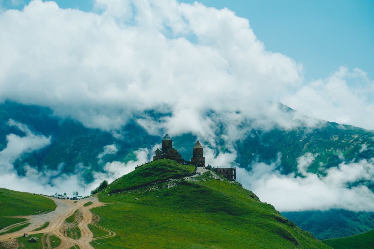 Nhà thờ Gergeti Trinity vào một ngày nhiều mây ở Kazbegi, Georgia