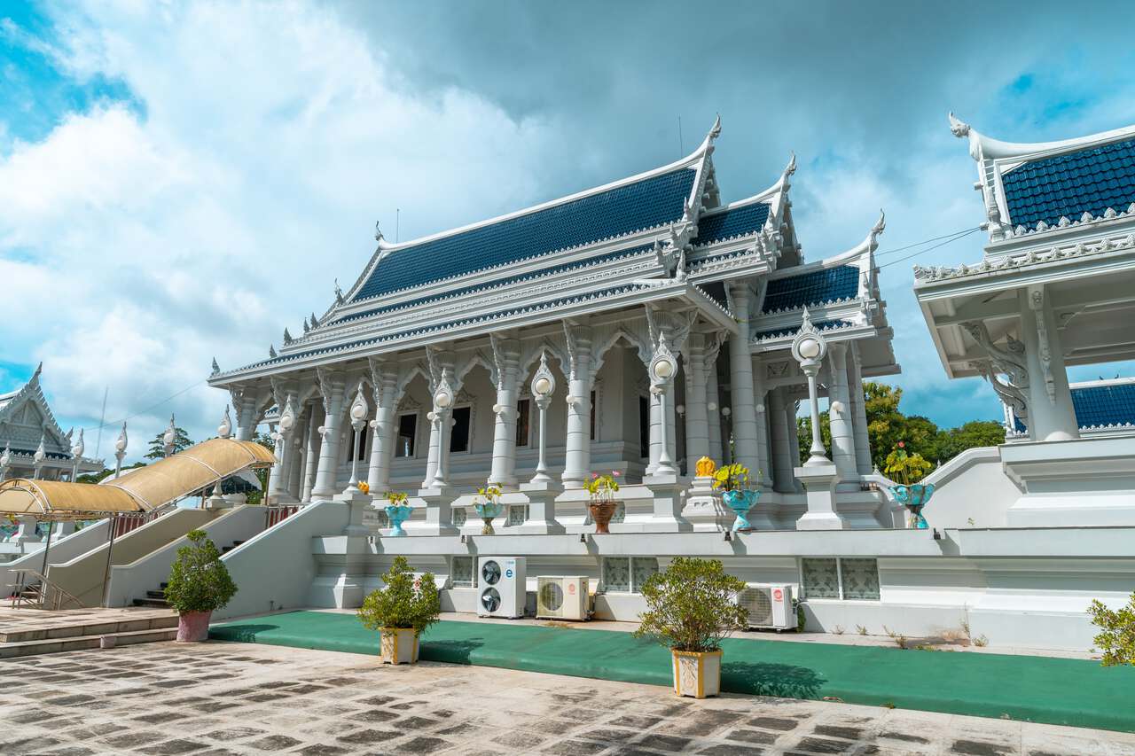 Bên ngoài của Wat Kaew Korawaram ở Tỉnh Krabi