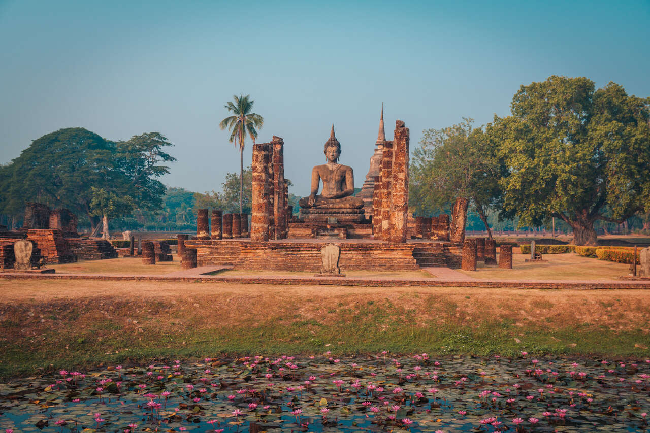 Hồ sen phía trước phòng truyền giới tại Wat Maha That ở Sukhothai, Thái Lan.