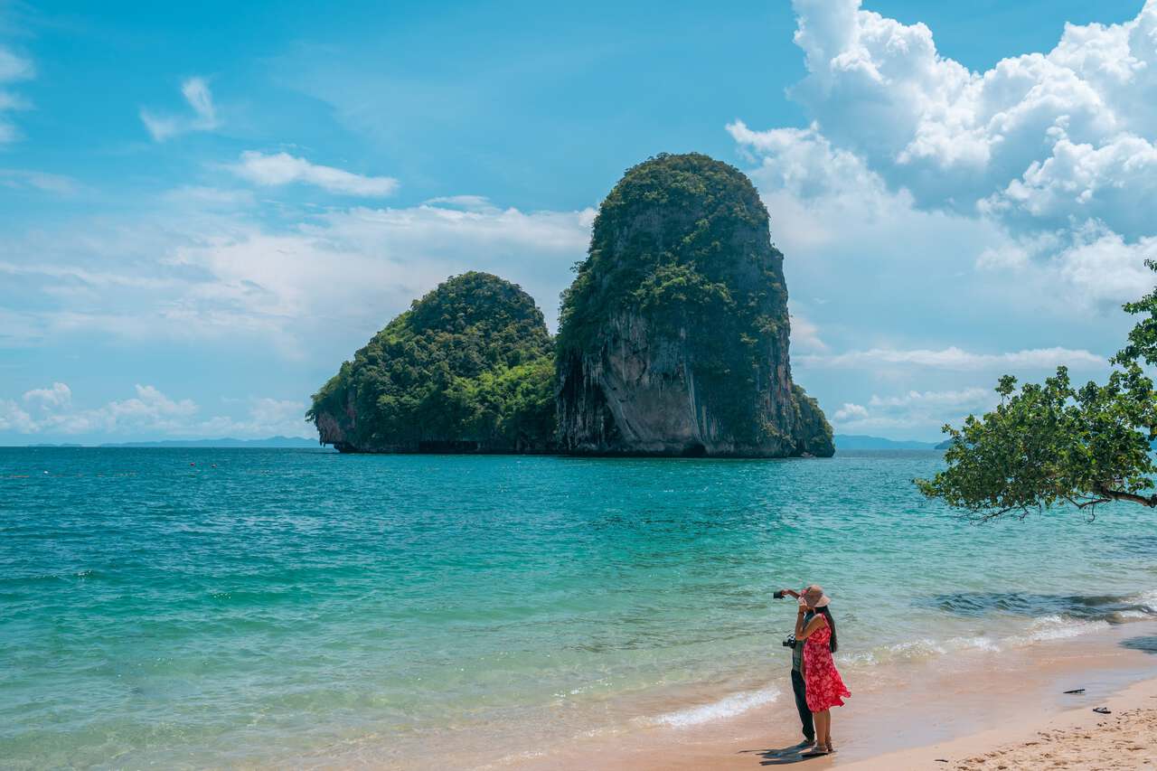 Một cặp đôi chụp ảnh tự sướng tại bãi biển Phra Nang ở Krabi