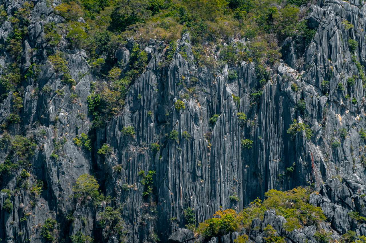 Một khối đá nhìn từ điểm quan sát Khao Daeng ở Vườn quốc gia Sam Roi Yot, Hua Hin, Thái Lan