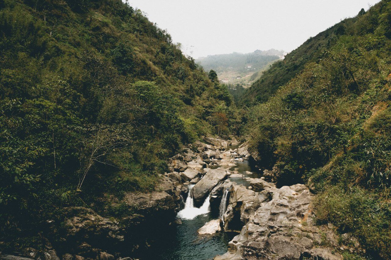 Một thác nước nhỏ gần bản Cát Cát, Sapa