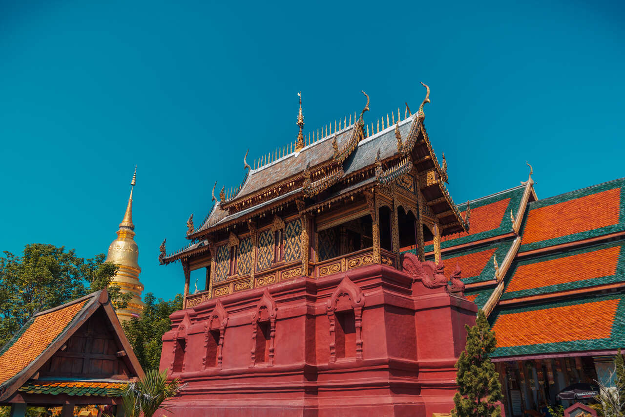 Bên trong chùa Wat Phra That Hariphunchai ở Lamphun, Thái Lan.