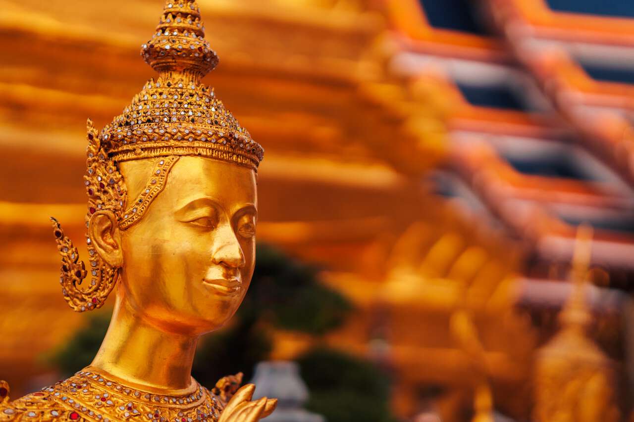 Một bức tượng vàng bên trong Grand Palace ở Bangkok