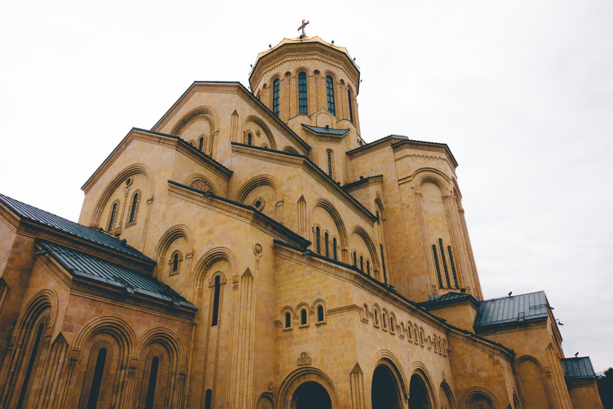 Bên ngoài Nhà thờ Holy Trinity ở Tbilisi, Georgia