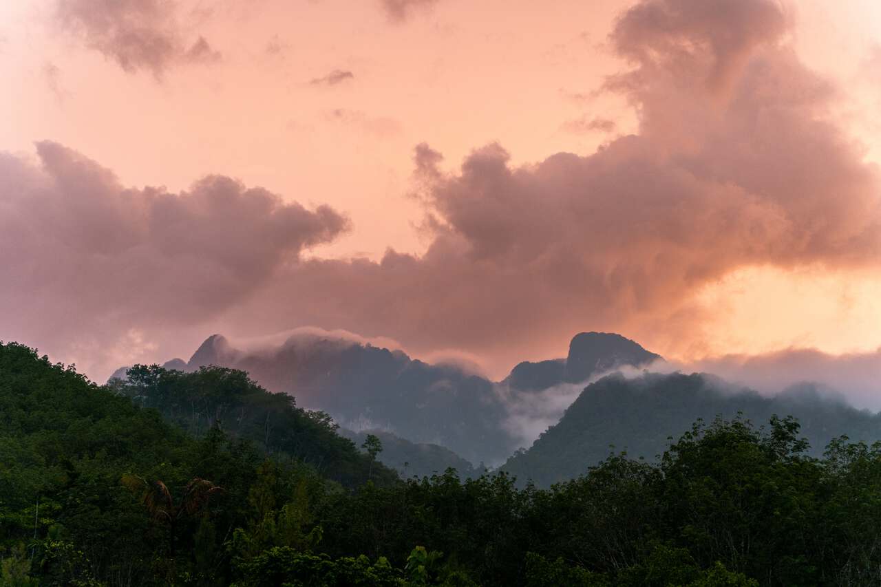Mây trên núi ở Khao Sok lúc hoàng hôn
