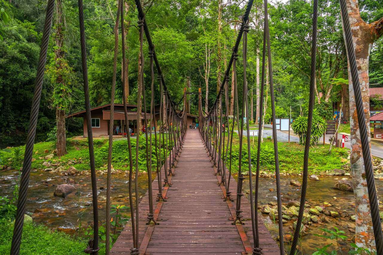 Cầu treo tại thác Yong ở Nakhon Si Thammarat
