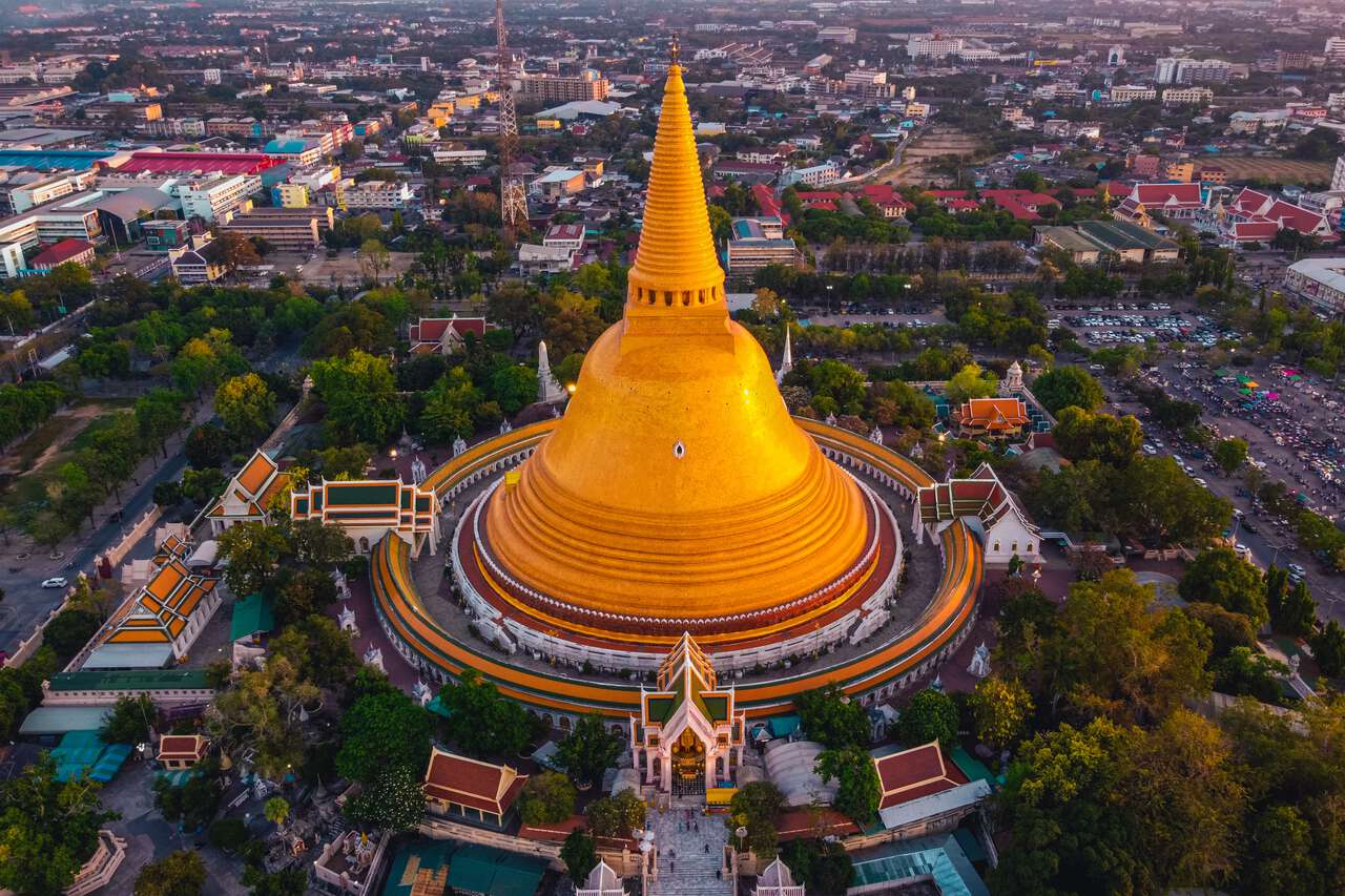 Một bức ảnh chụp từ trên không của Wat Phra Pathom Chedi vào lúc hoàng hôn ở Nakhon Pathom