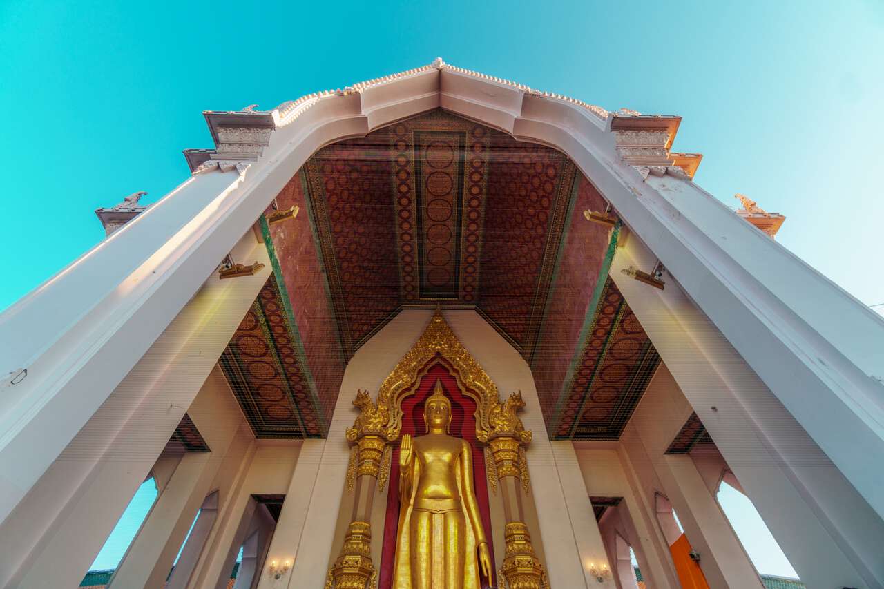 Tượng Phật đứng tại Wat Phra Prathon Chedi ở Nakhon Pathom