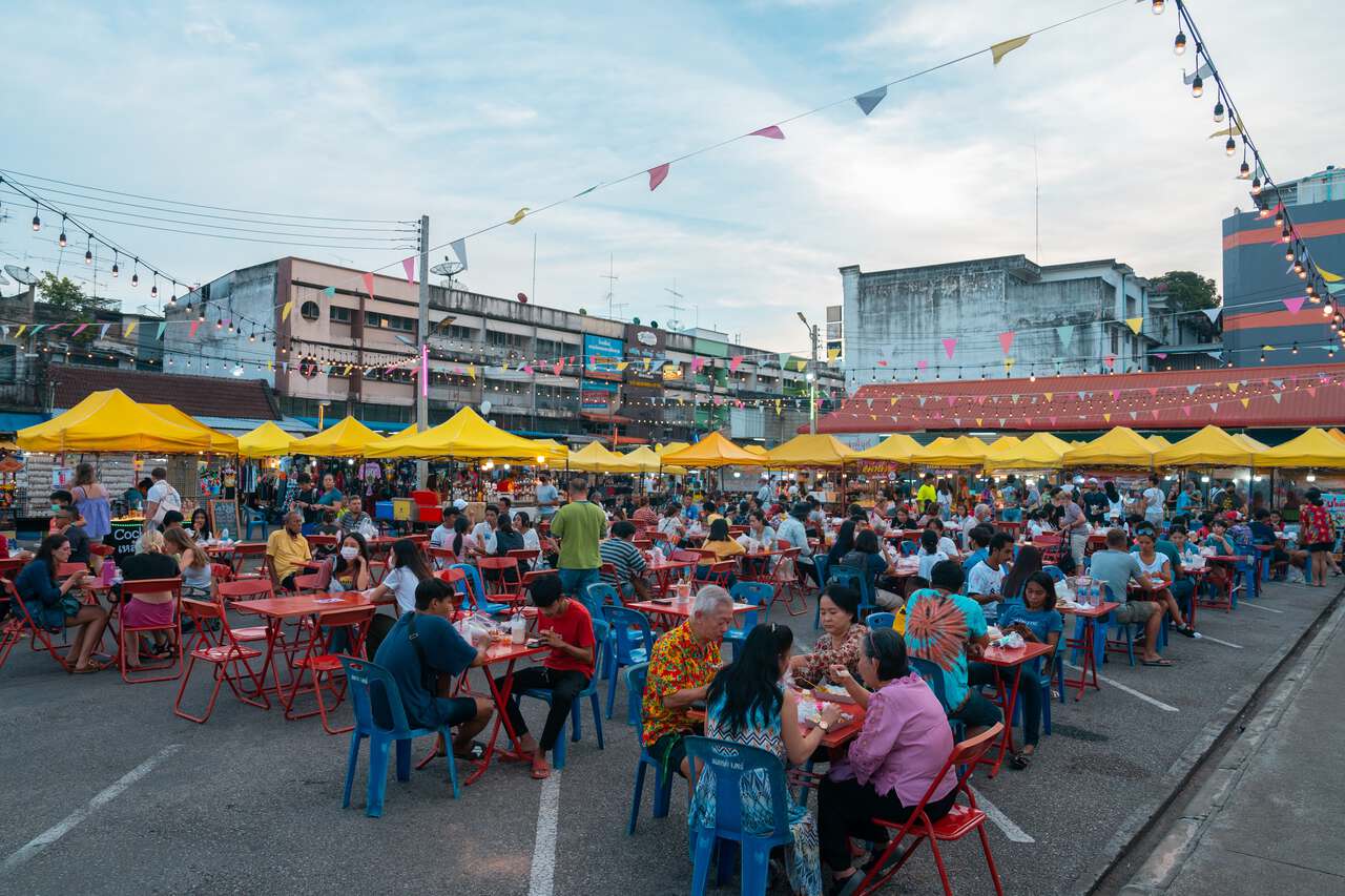 Khu vực bàn ăn tại chợ đêm Krabi