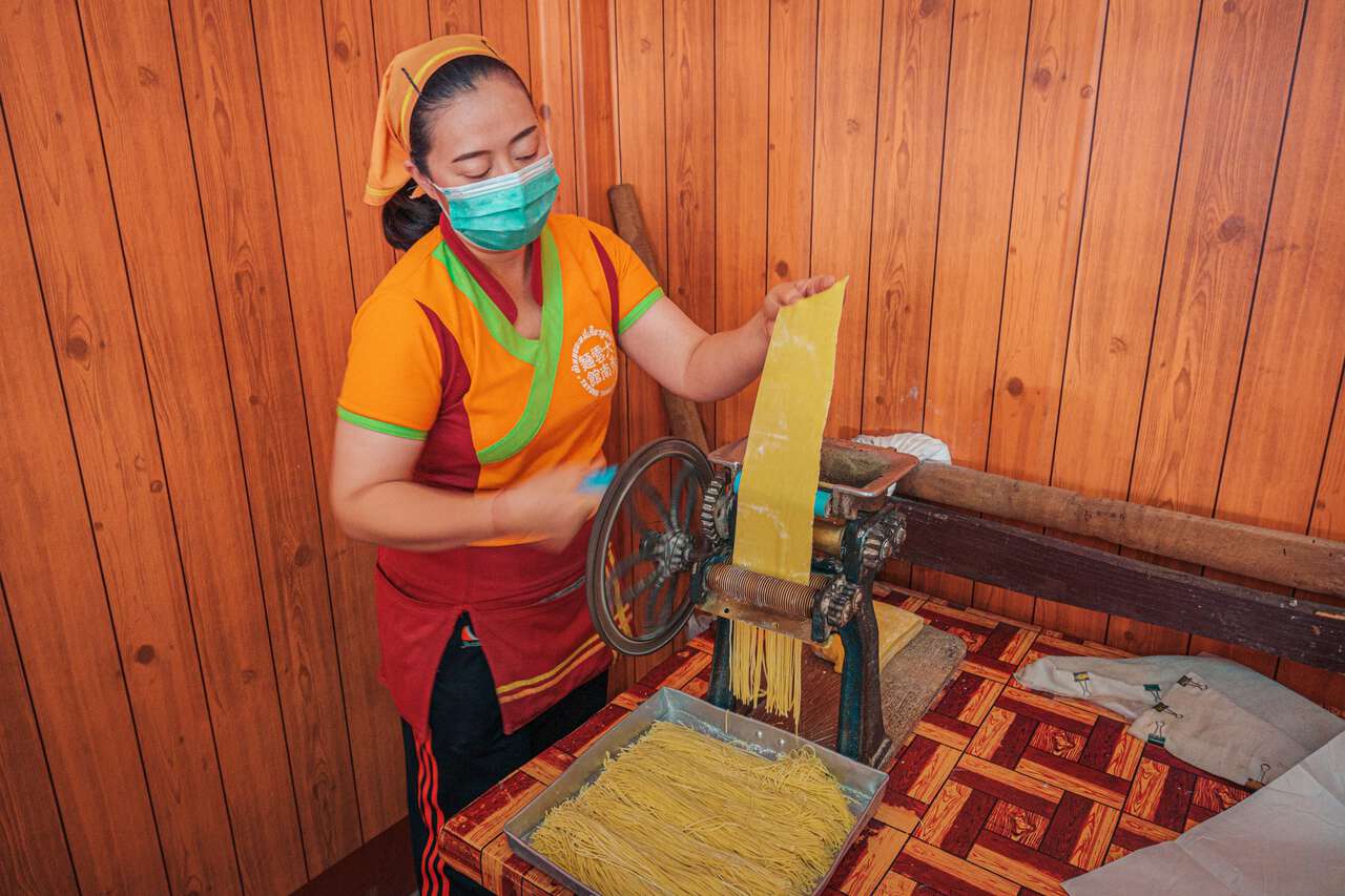 Một người dân địa phương làm mì tại thị trấn Arunothai ở Chiang Mai