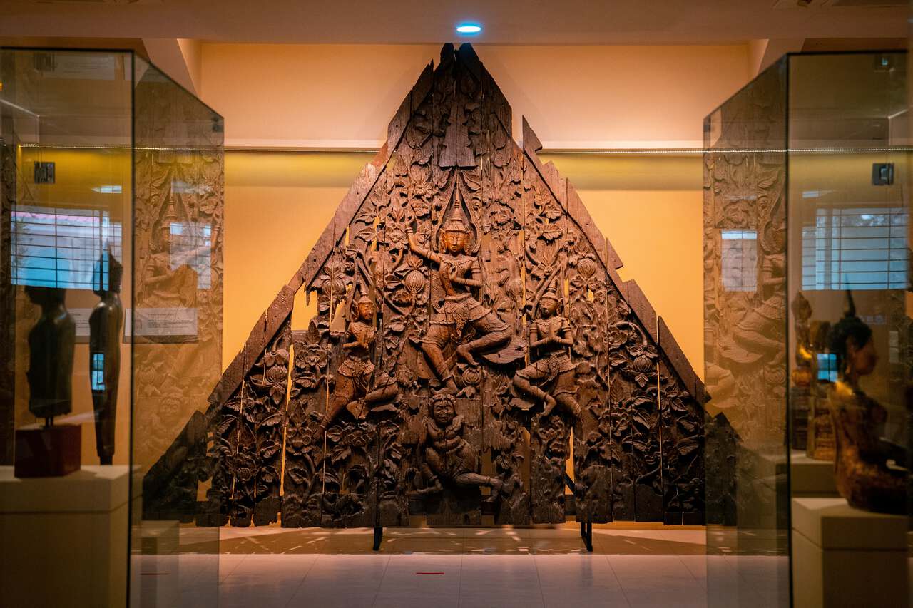 Một tác phẩm điêu khắc bằng gỗ bên trong bảo tàng quốc gia ở Nakhon Si Thammarat