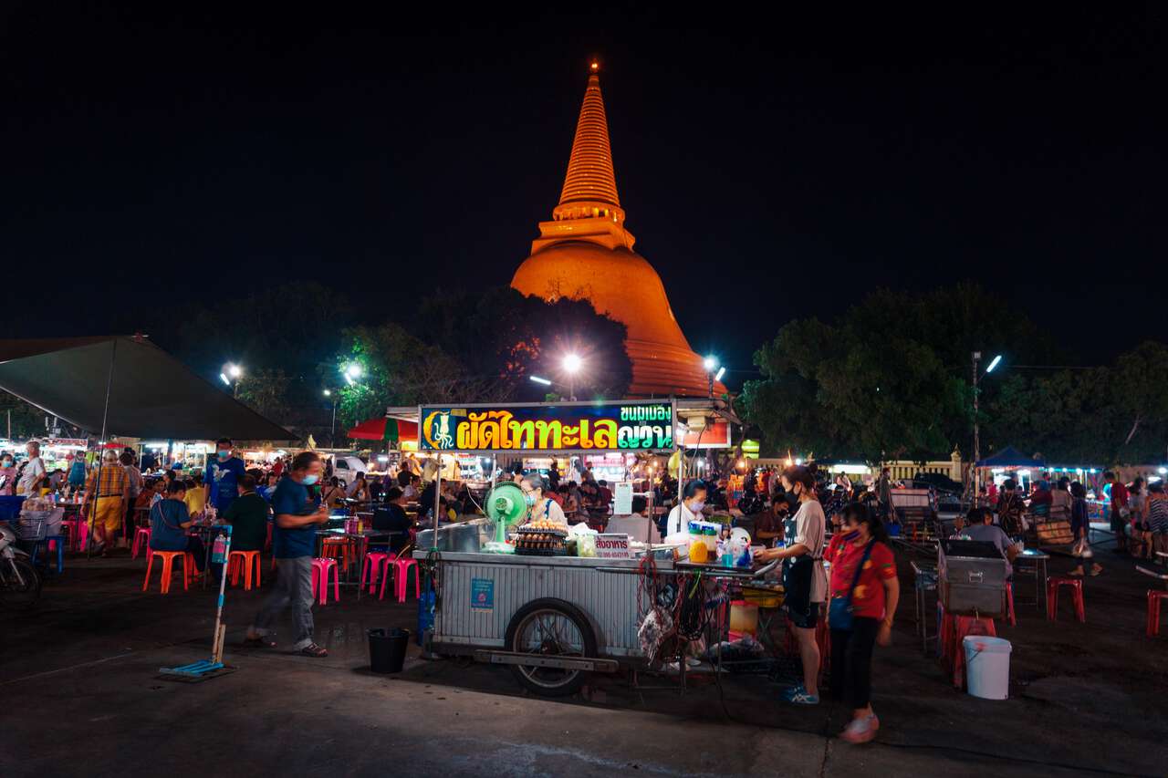 Chợ Ong Phra Pathom Chedi về đêm ở Nakhon Pathom