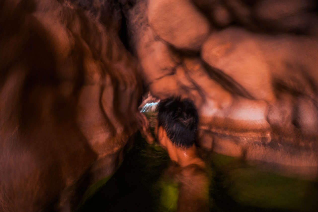 Từ đây, bạn sẽ phải bơi qua một khe nứt nhỏ vào trong hang, nơi bạn sẽ tìm thấy thác nước ẩn bên trong