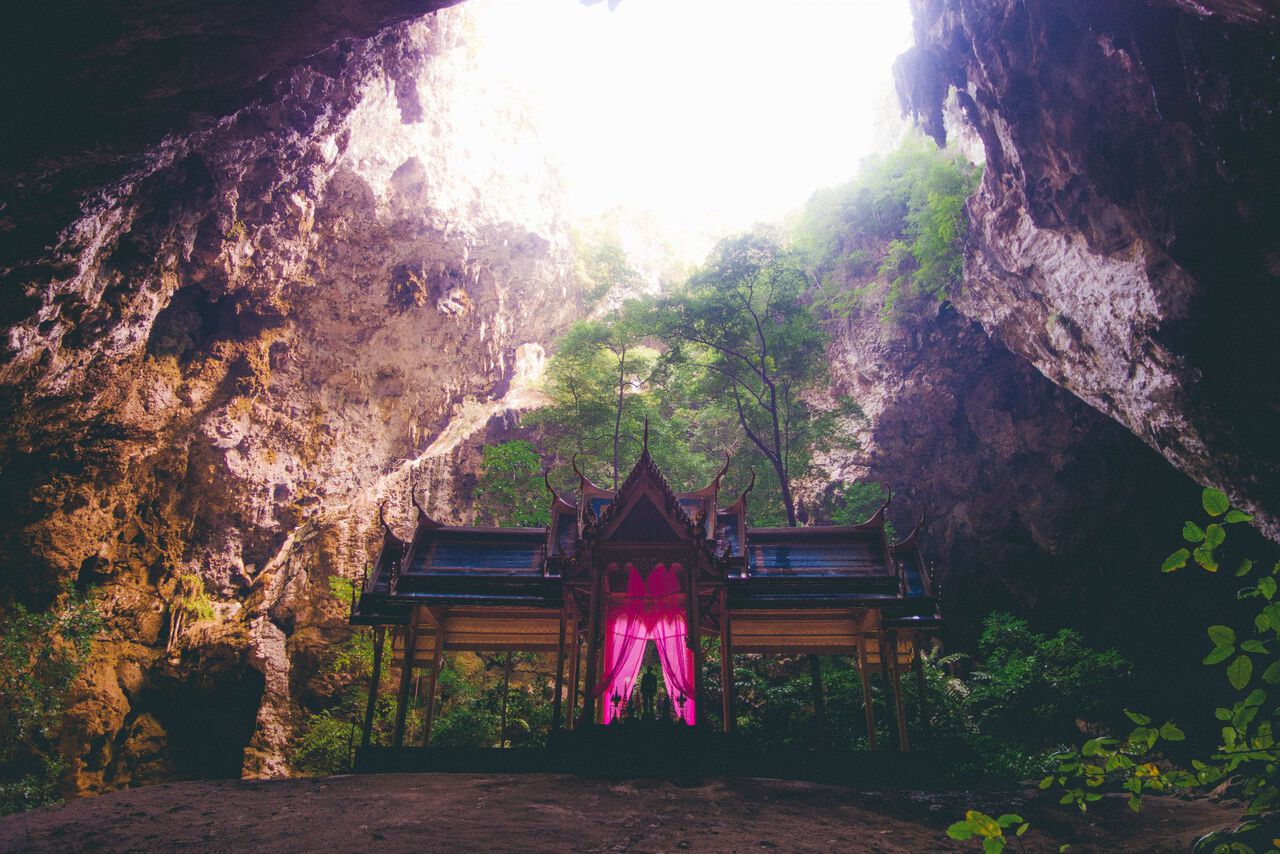 Ngai vàng bên trong hang động Phraya Nakhon ở Hua Hin, Thái Lan