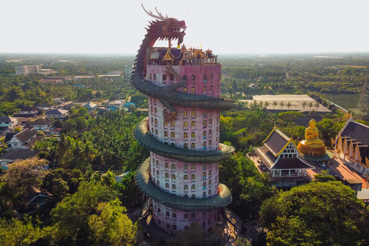 Tháp rồng tại Wat Sam Phran ở Nakhon Pathom