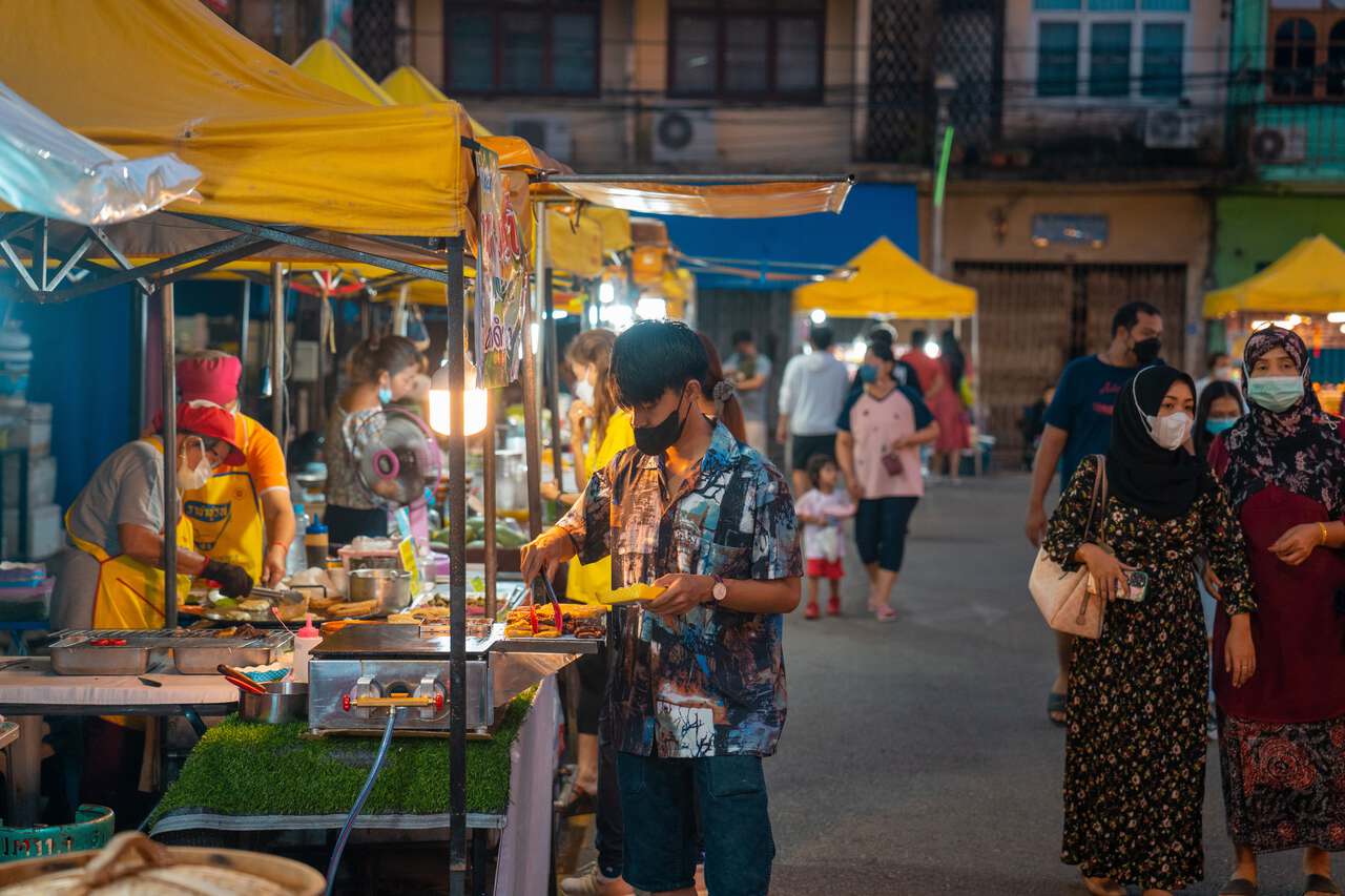 quầy hàng thực phẩm tại chợ đêm Krabi