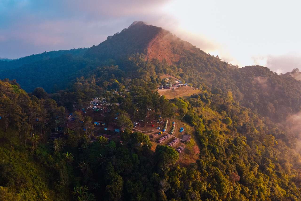 Ảnh chụp từ trên không khu cắm trại của Doi Ang Khang ở Chiang Mai