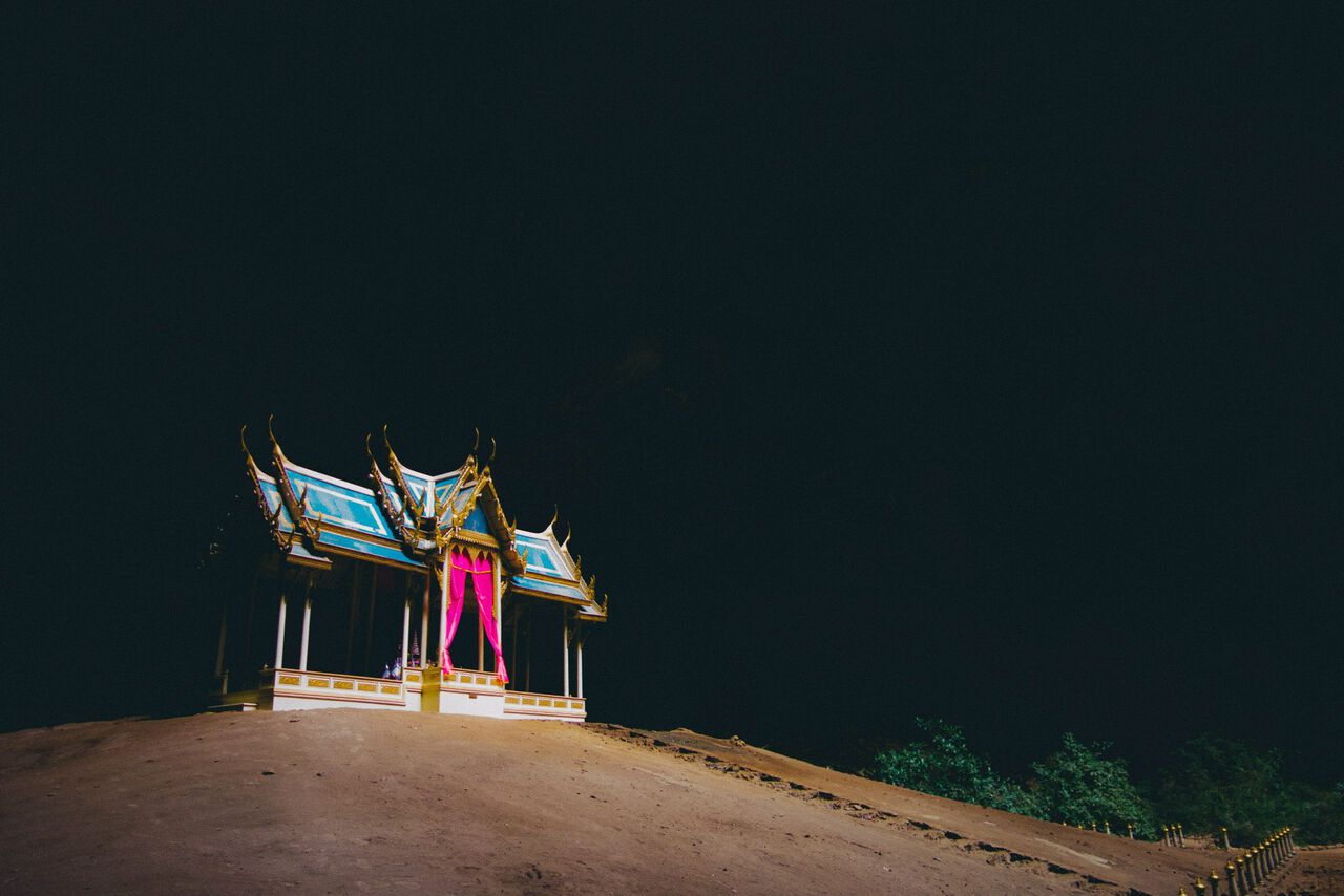 Ánh sáng chiếu vào ngai vàng bên trong hang động Phraya Nakhon ở Hua Hin, Thái Lan