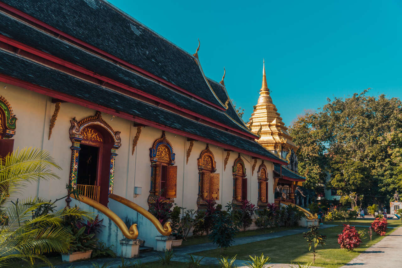 Sân chùa Wat Chiang Man ở Chiang Mai, Thái Lan.