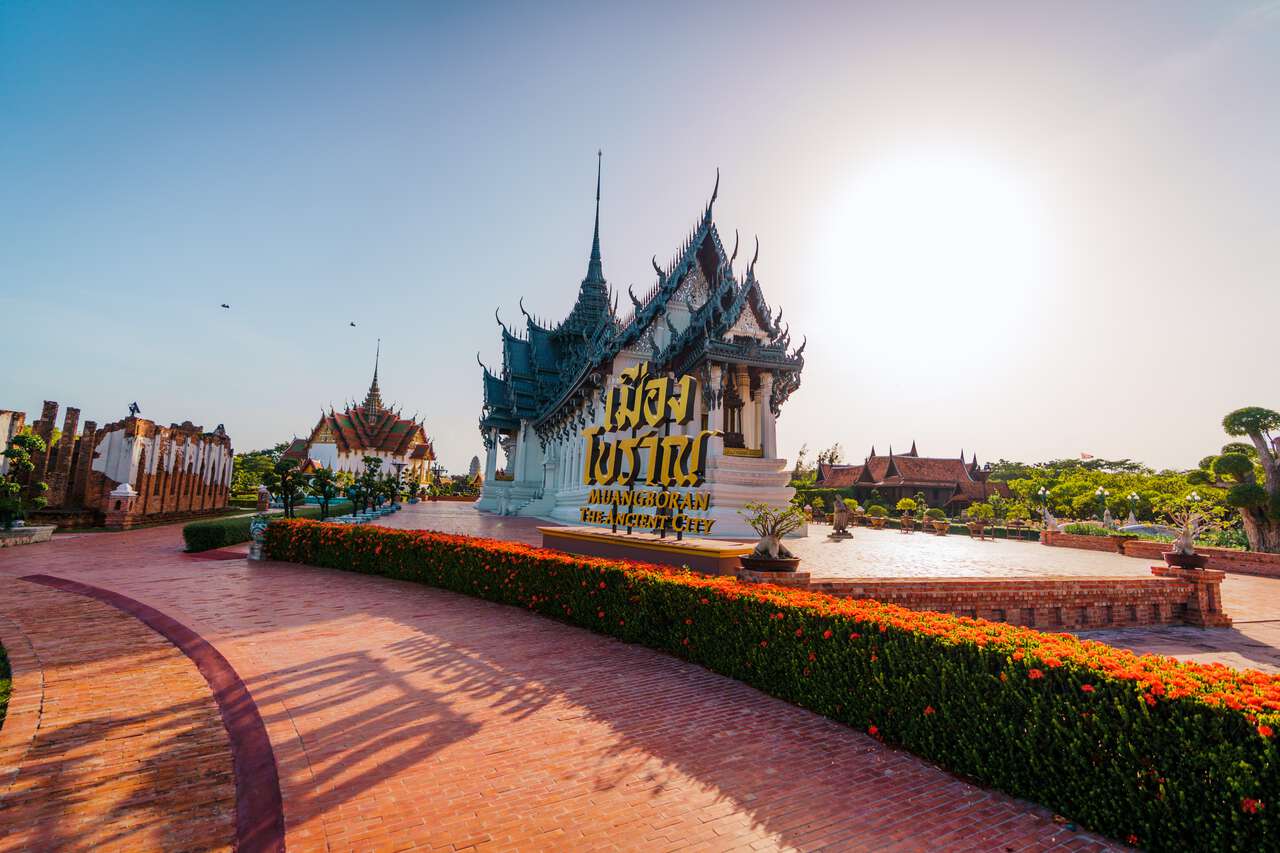 Mặt trời đổ bóng trên bảng hiệu Thành phố cổ phía trước Sanphet Prasat ở Samut Prakan