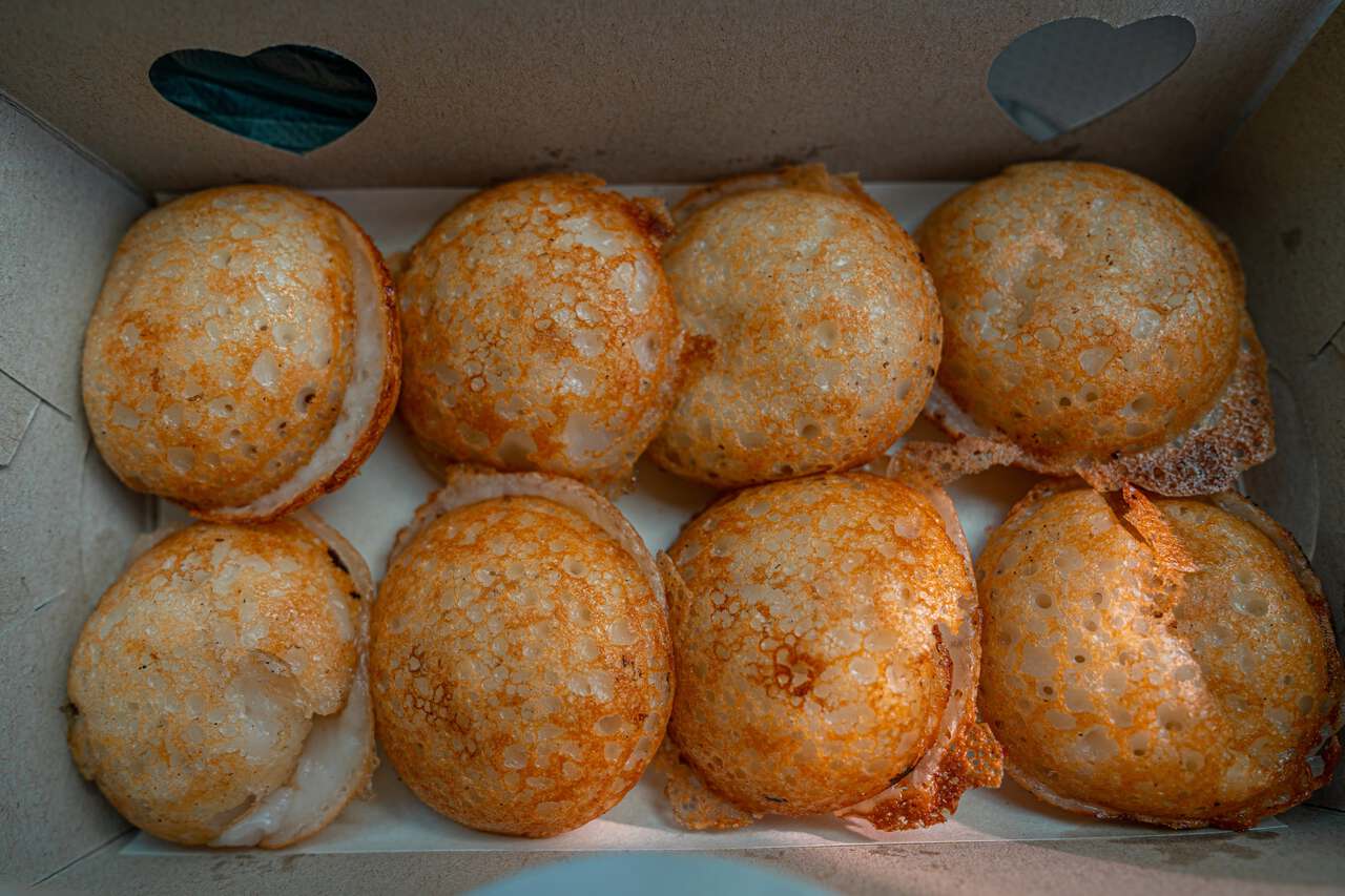 Bánh kếp dừa tại Kanom Krok Tham Suea ở Krabi
