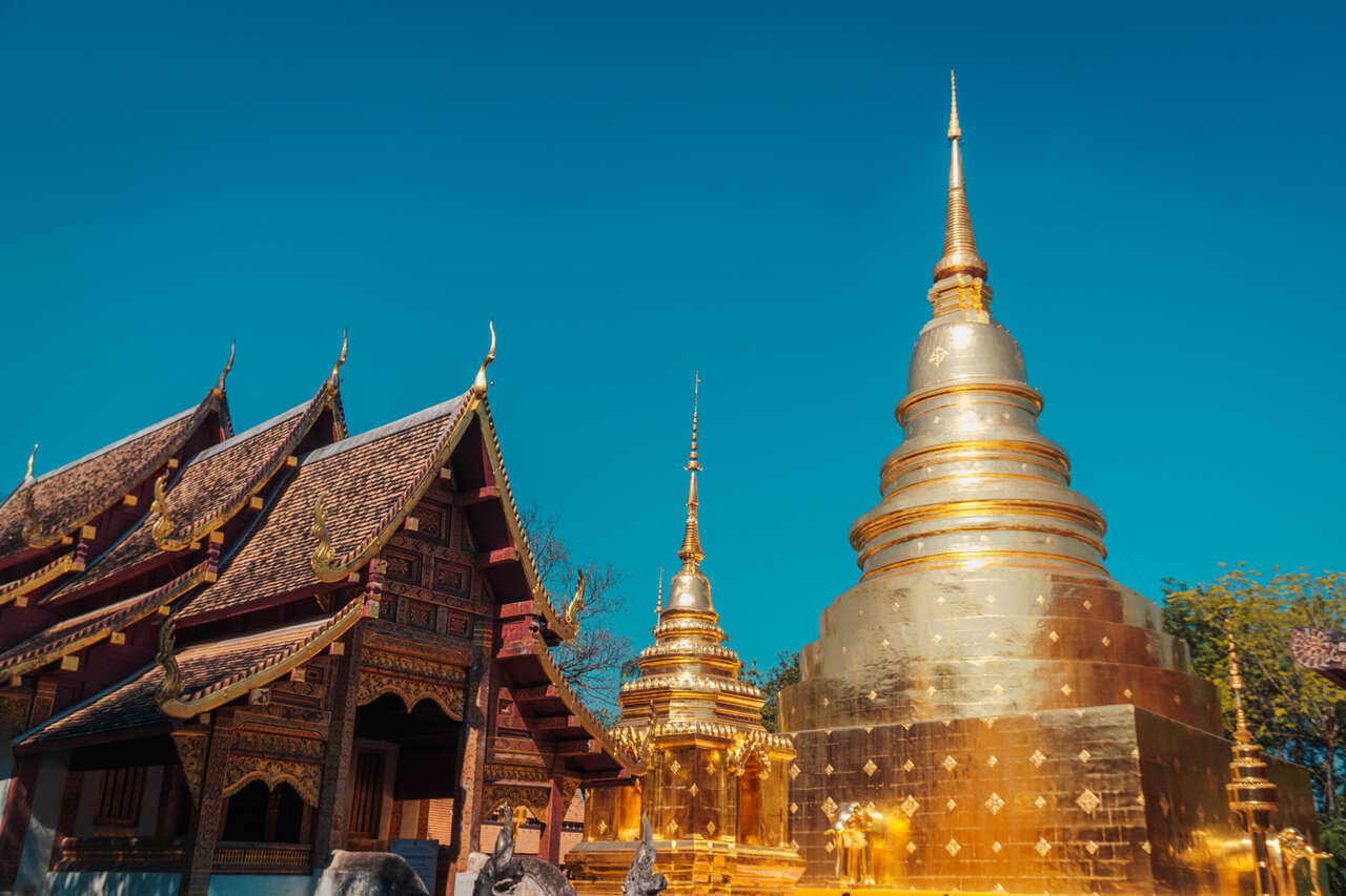 Những bảo tháp bằng vàng của Wat Phra Singh ở Chiang Mai, Thái Lan.