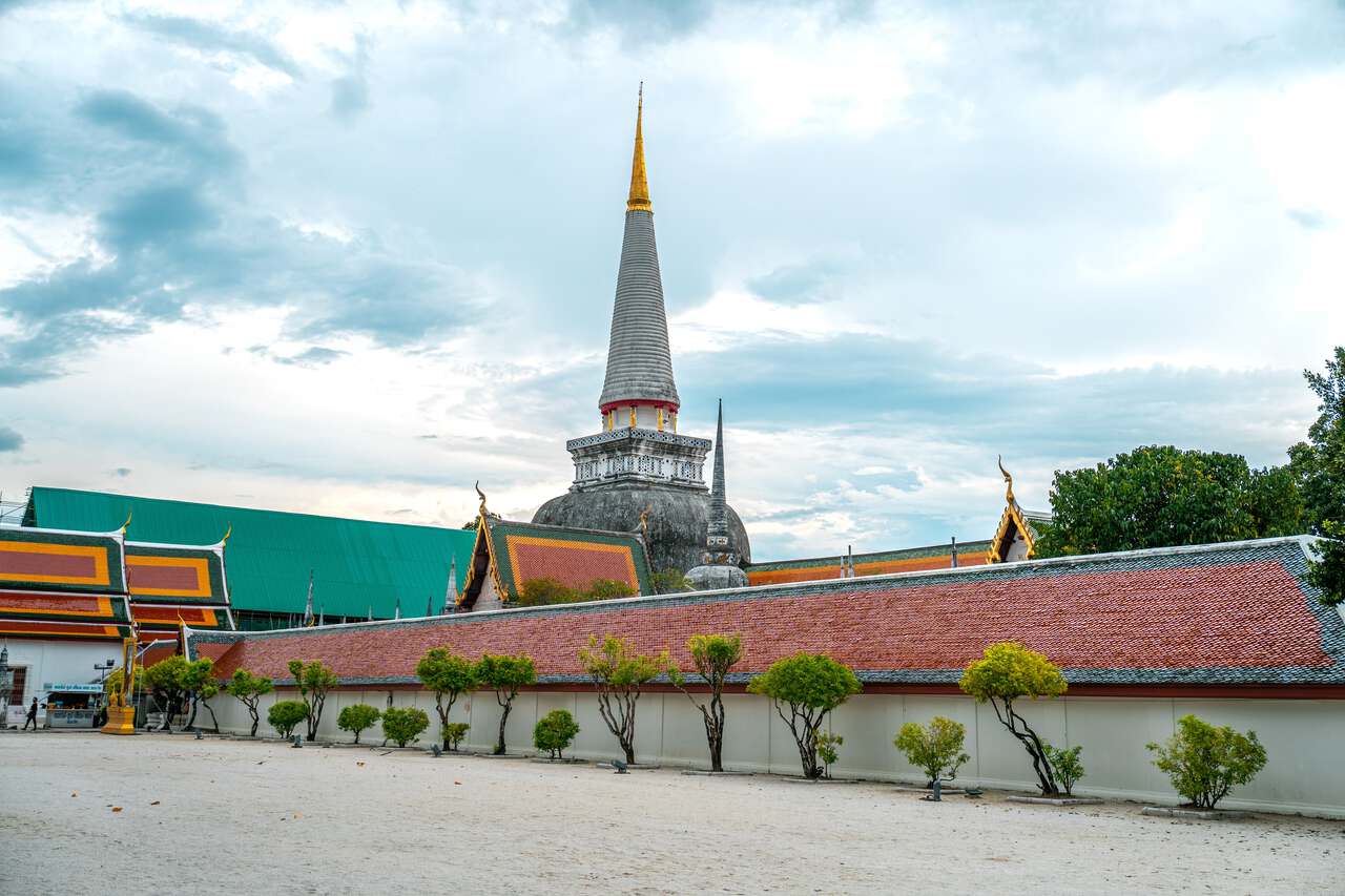 Chùa Phra Mahathat Woramahawihan nhìn từ bên ngoài ở Nakhon Si Thammarat