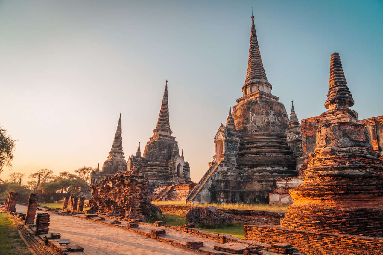 3 ngôi chùa hình chuông ở Wat Phra Si Sanphet trong hoàng hôn ở Ayutthaya, Thái Lan.