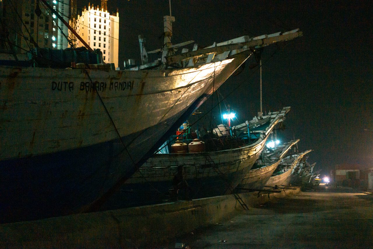 Thuyền gỗ tại bến cảng cũ (Pelabuhan Sunda Kelapa) ở Jakarta vào ban đêm