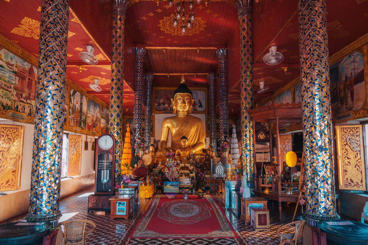 Nội thất của Wat Phra That Hariphunchai ở Lamphun, Thái Lan.