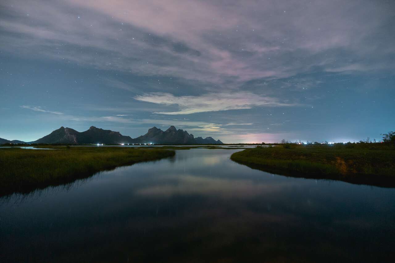 Núi Sam Roi Yot được bao quanh bởi vùng đất ngập nước vào ban đêm ở Hua Hin, Thái Lan