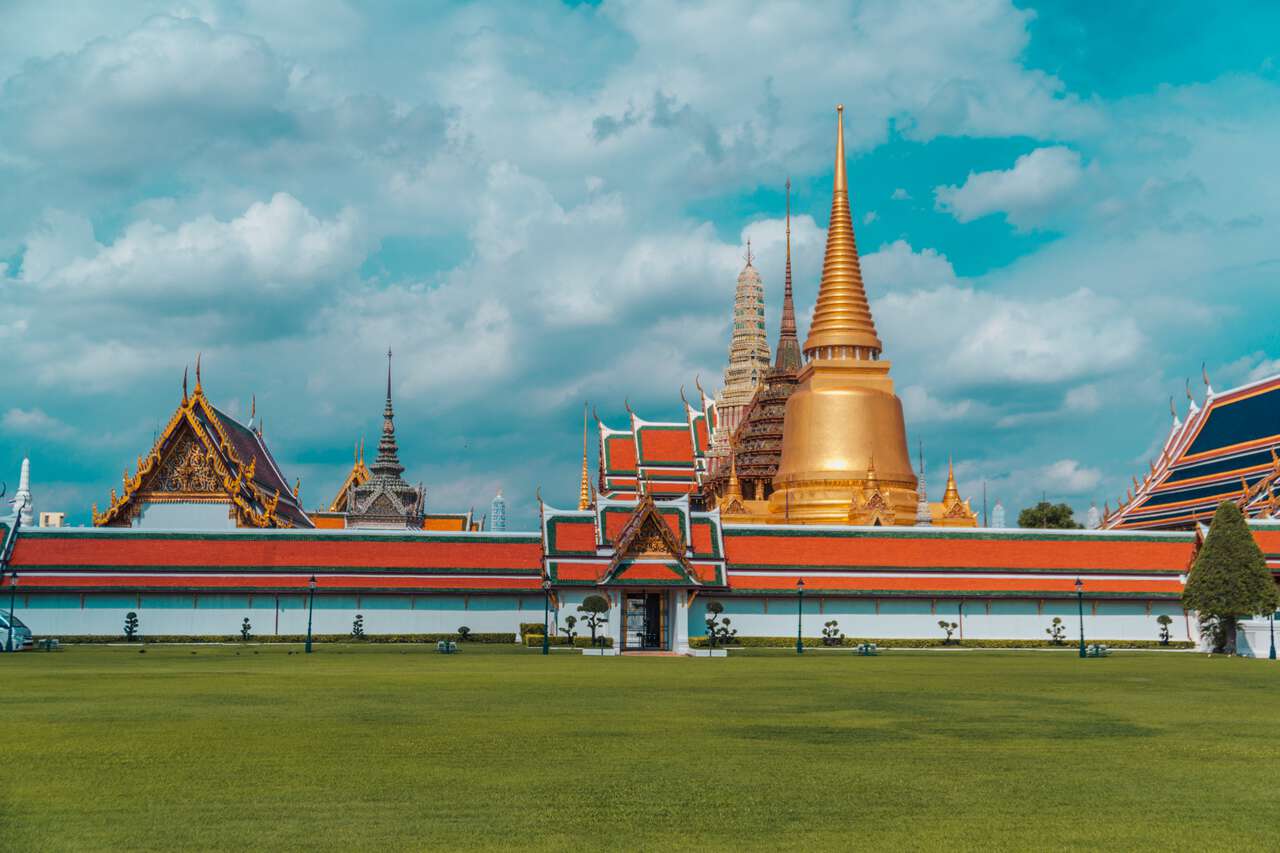 Cung điện lớn từ bên ngoài bức tường ở Bangkok