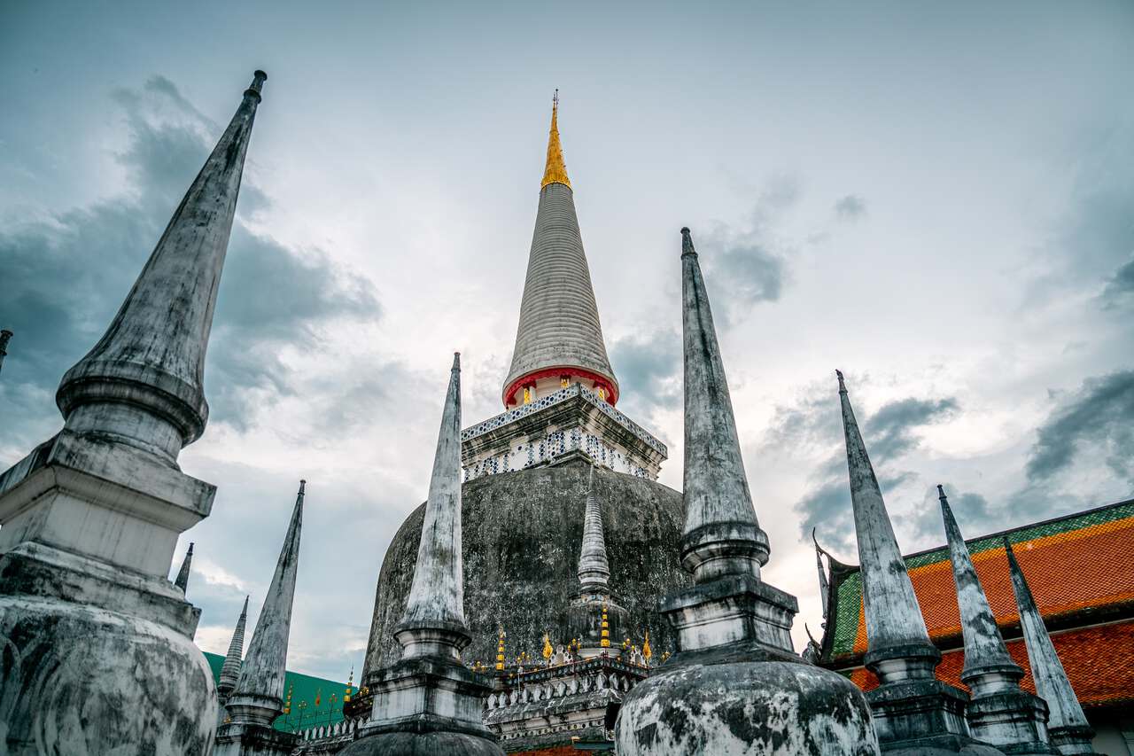 Những ngôi chùa bên trong Wat Phra Mahathat Woramahawihan ở Nakhon Si Thammarat