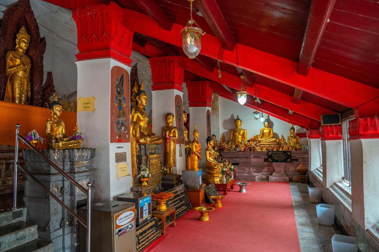 Nội thất bên trong chùa Wat Phra Mahathat Woramahawihan ở Nakhon Si Thammarat