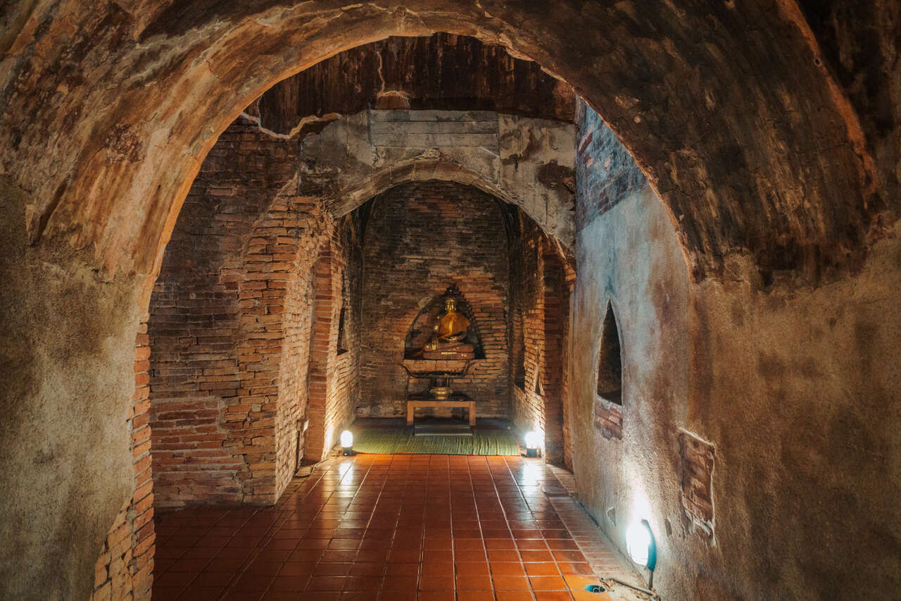 Một tượng Phật khác bên trong đường hầm Wat Umong ở Chiang Mai, Thái Lan.