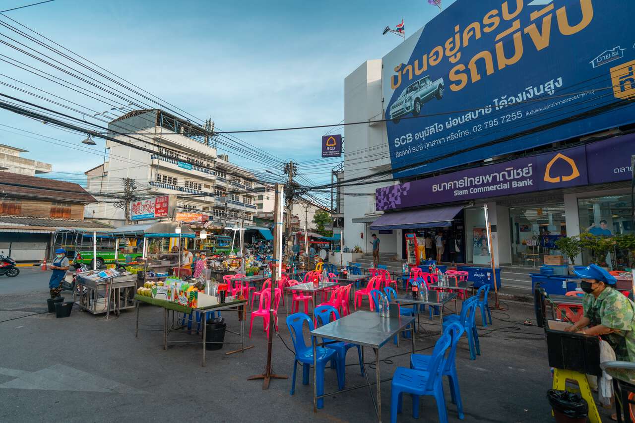 Nhà hàng thức ăn đường phố tại chợ đêm Hua Hin ở Thái Lan