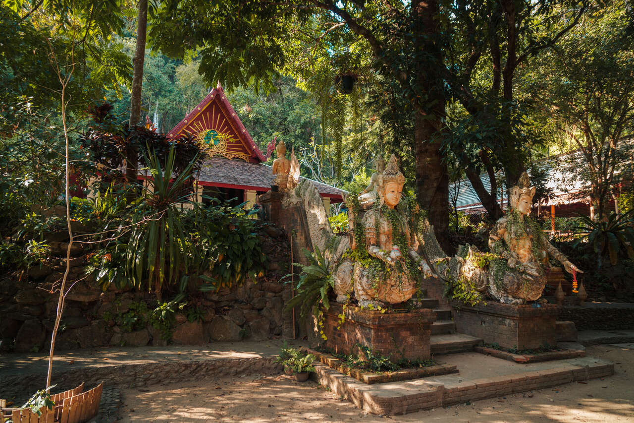 Các tác phẩm điêu khắc naga tại Wat Pha Lat ở Chiang Mai, Thái Lan.