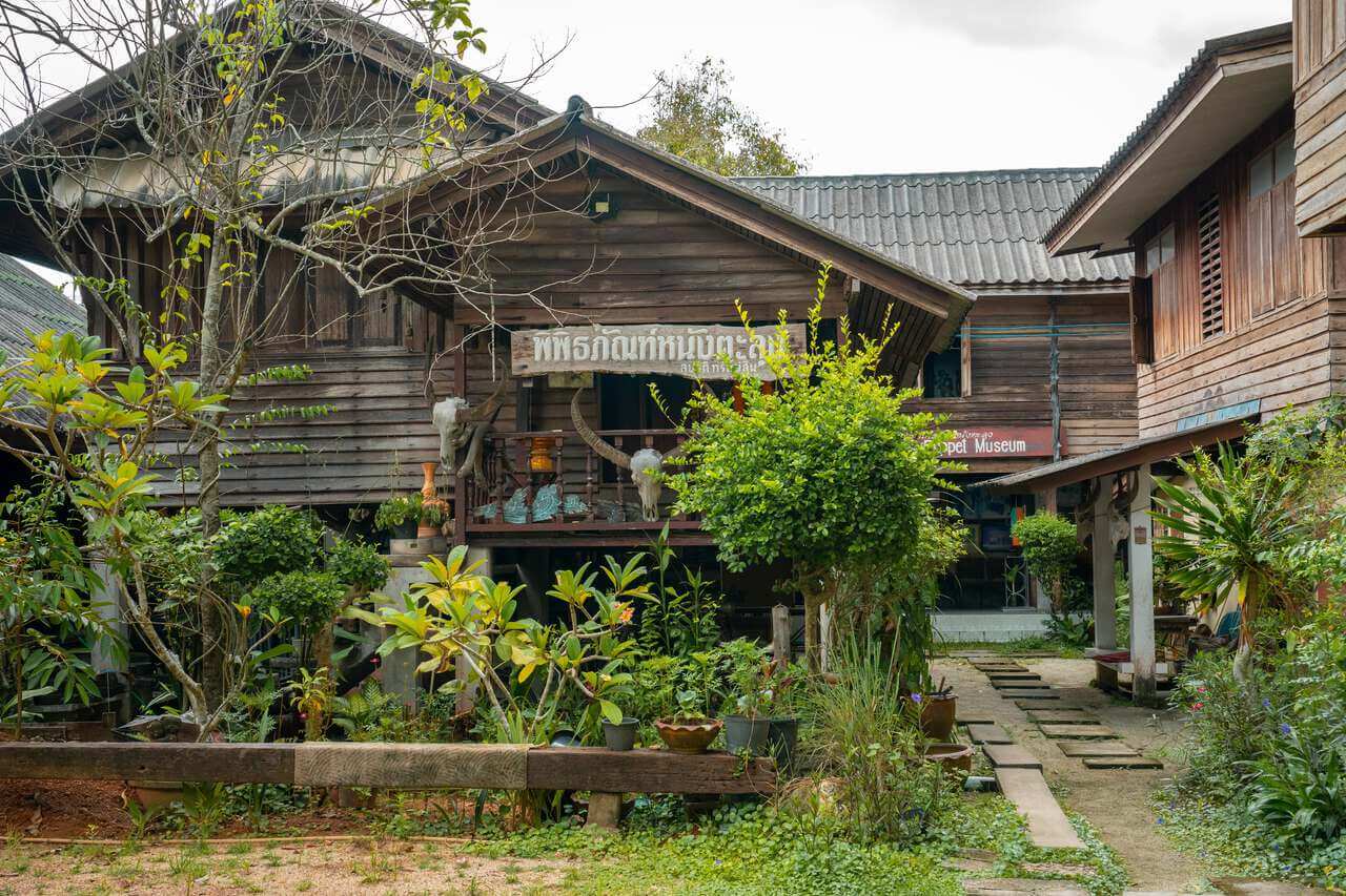 Lối vào Nhà múa rối bóng của suchart Subsin ở Nakhon Si Thammarat