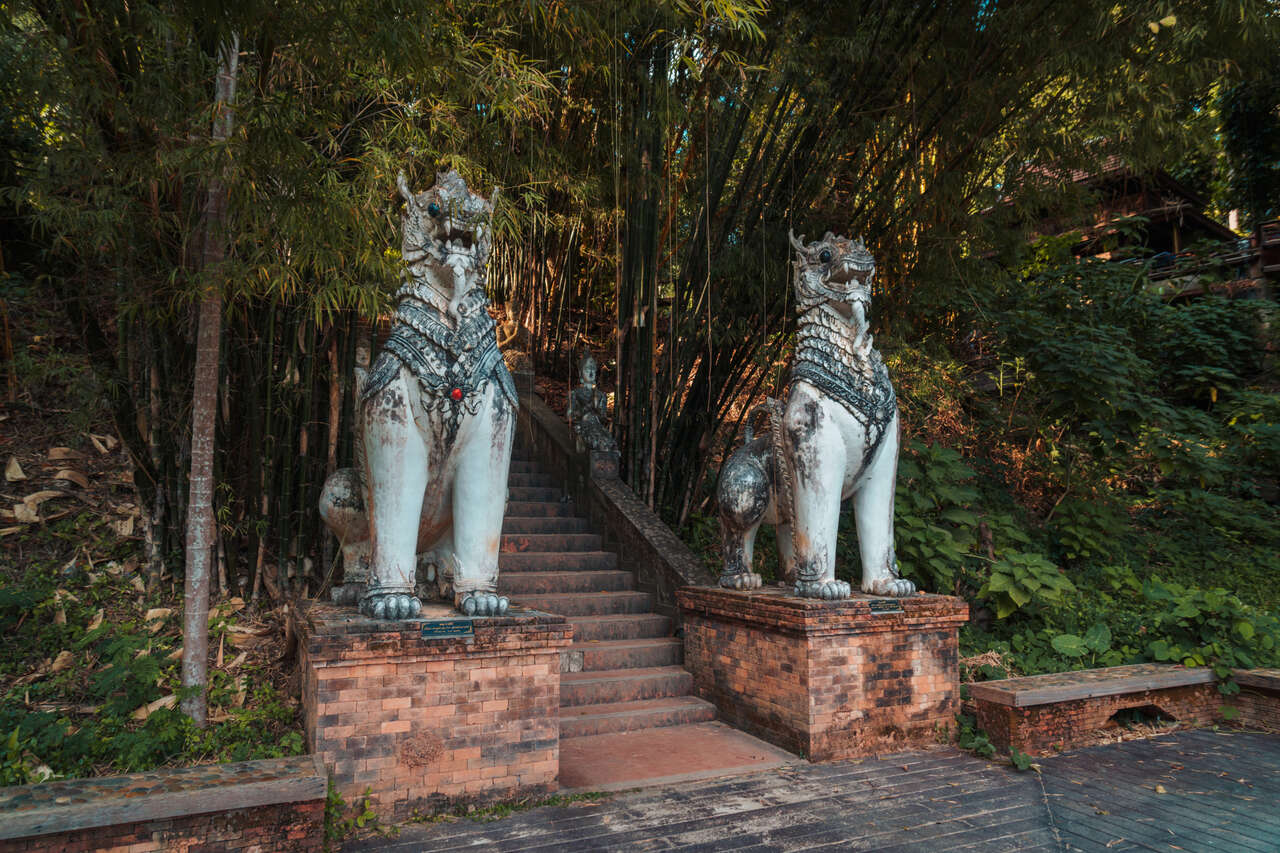 Các tác phẩm điêu khắc Singha của Wat Pha Rat ở Chiang Mai, Thái Lan.