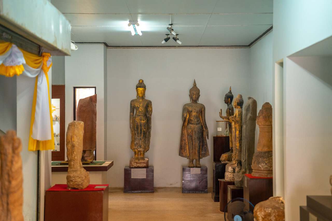 Hiện vật bên trong Bảo tàng Quốc gia Chaiya ở Surat Thani