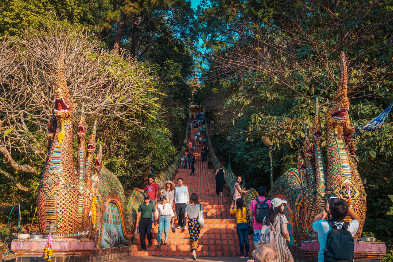 Các bậc thang để lên chùa Wat Phra That Doi Suthep ở Chiang Mai, Thái Lan.