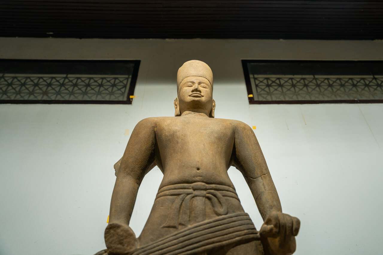 Một tác phẩm điêu khắc của một vị thần Hindu trong Bảo tàng Quốc gia Chaiya