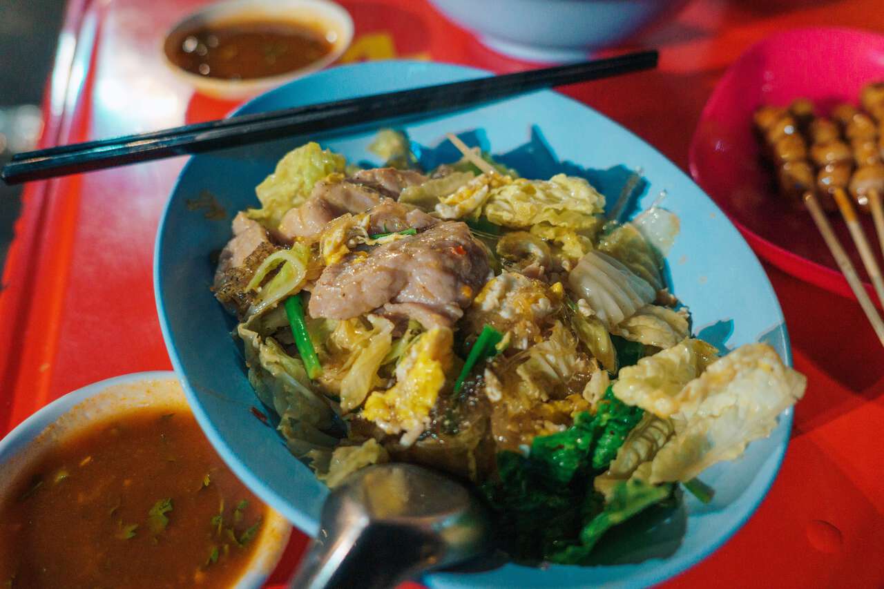 Món sukiyaki khô với thịt lợn từ Chang Phueak Suki ở Chiang Mai