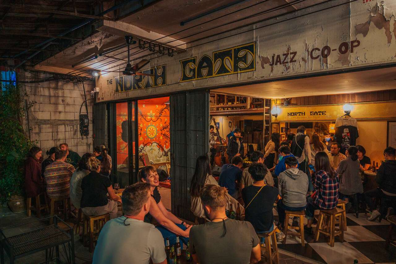 Lối vào của North Gate Jazz Bar đông đúc ở Chiang Mai
